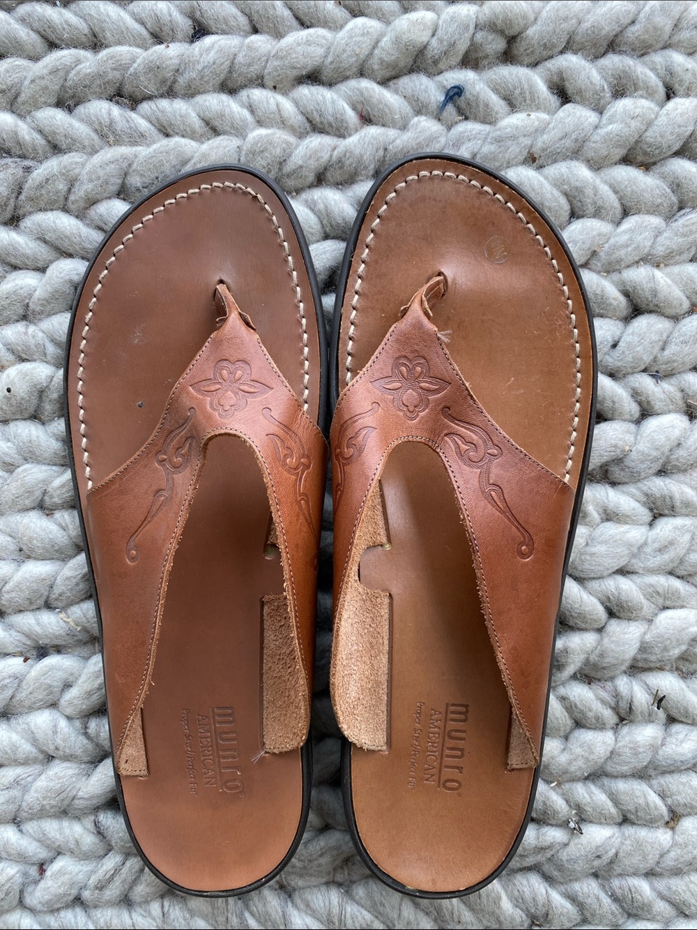 Munro women’s tan Brown Leather Thong Sandals